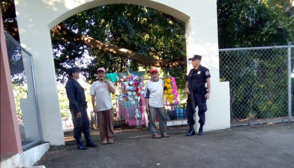 Policía garantiza seguridad en los cementerios para el Día de Los ...