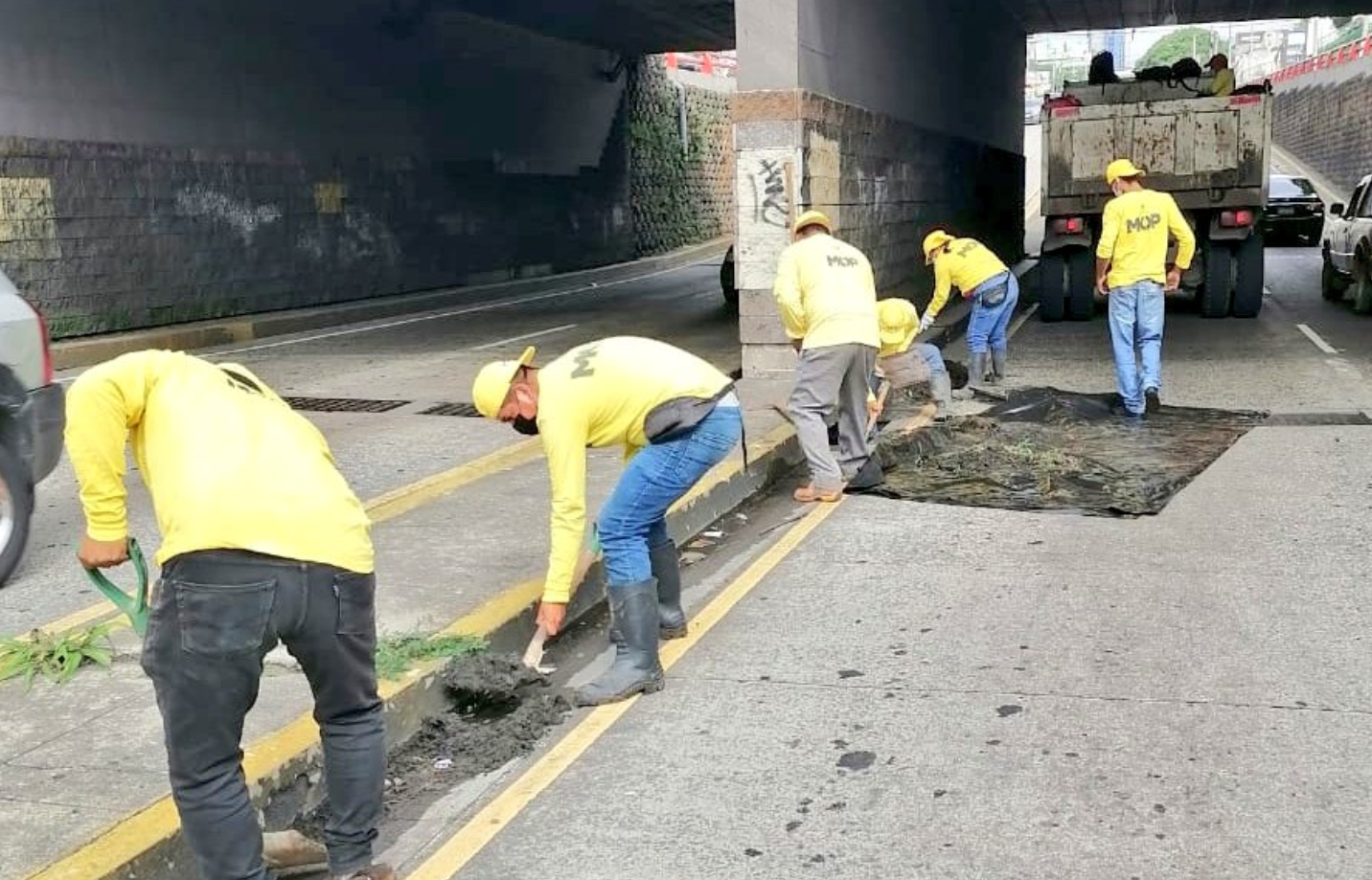 Cuadrillas del MOP remueven escombros de alcantarillas para evitar ...