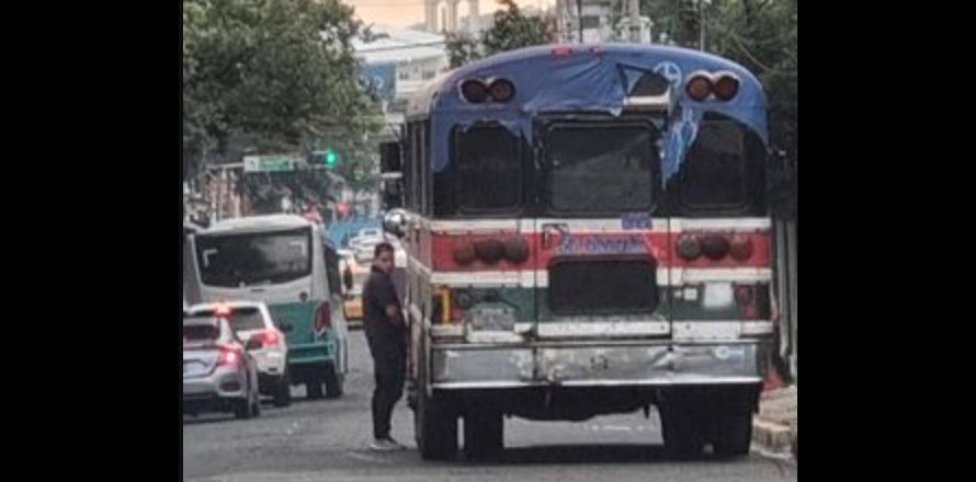 Captan a busero que paró la unidad y se puso a orinar en plena calle ...