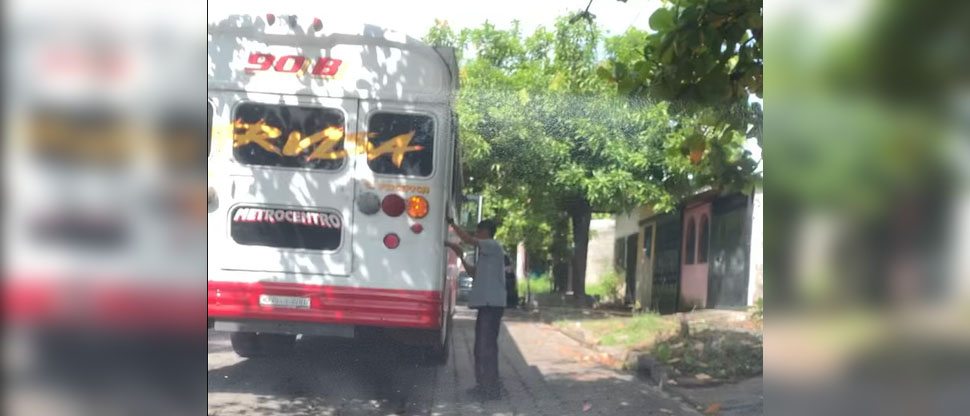Viralizan a busero que paró el tráfico para ayudar a una abuelita en ...