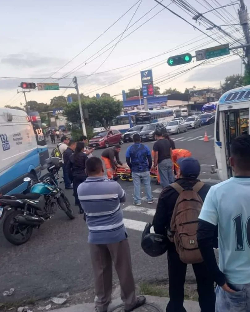 Motociclista resulta lesionado tras impactar en el parabrisas de un ...
