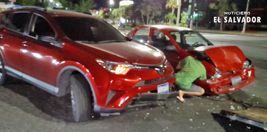 Conductor se pasa el semáforo en rojo y provoca grave accidente en San ...
