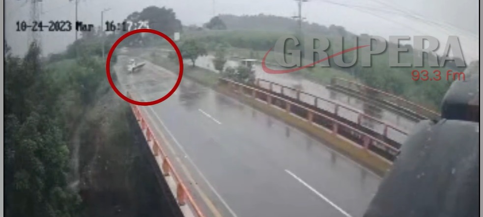 Conductor pierde el control y queda a poco de caer en el río en ...