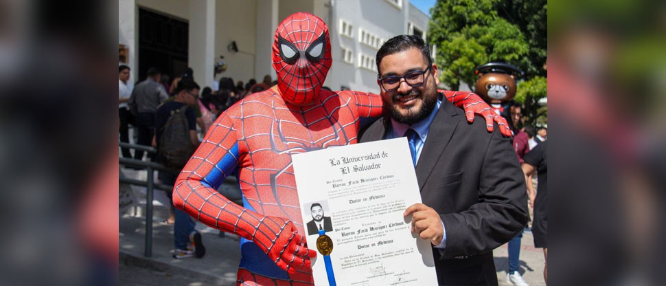 Señor se disfraza de Spiderman para ir a la graduación de su hijo en la ...