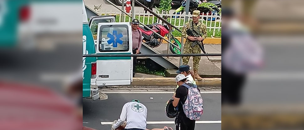 Mujer es atropellada al intentar cruzar la calle debajo de una pasarela ...